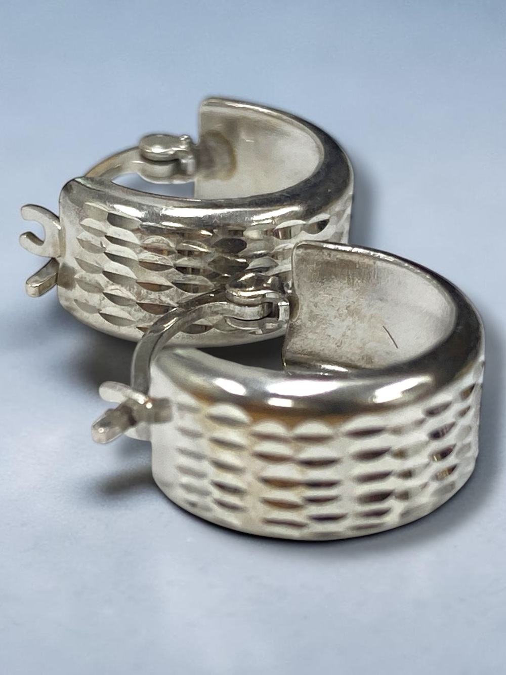 Elegant Estate 14k 585 White Gold Etched 6mm Huggie Hoop Earrings!